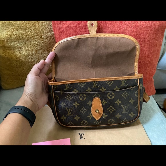 Louis Vuitton - Picture 14 of 15